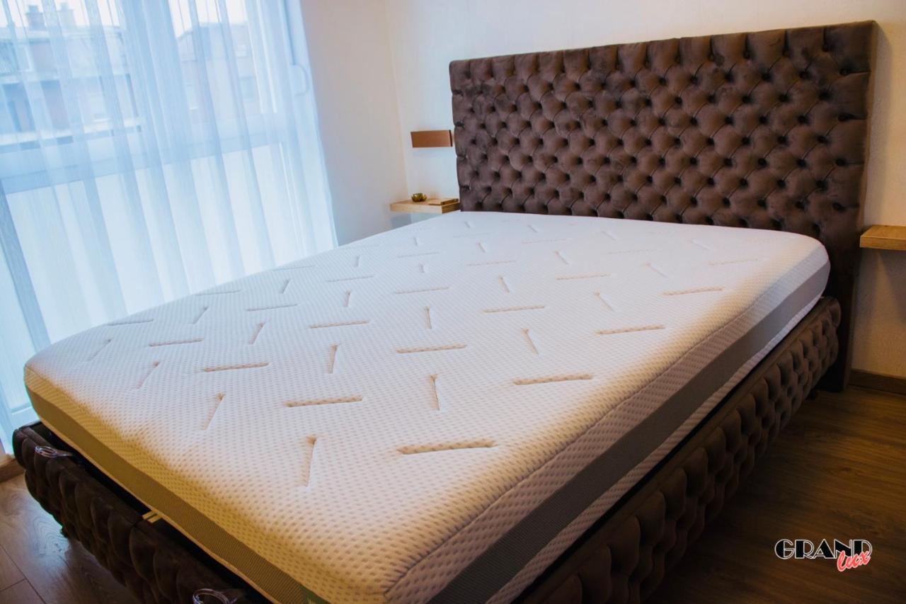Grand Lux Apartment Добой Екстер'єр фото